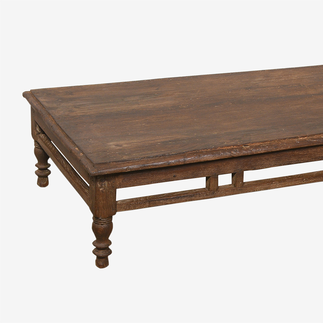 Oude salontafel met houten poten thumbnail hover image