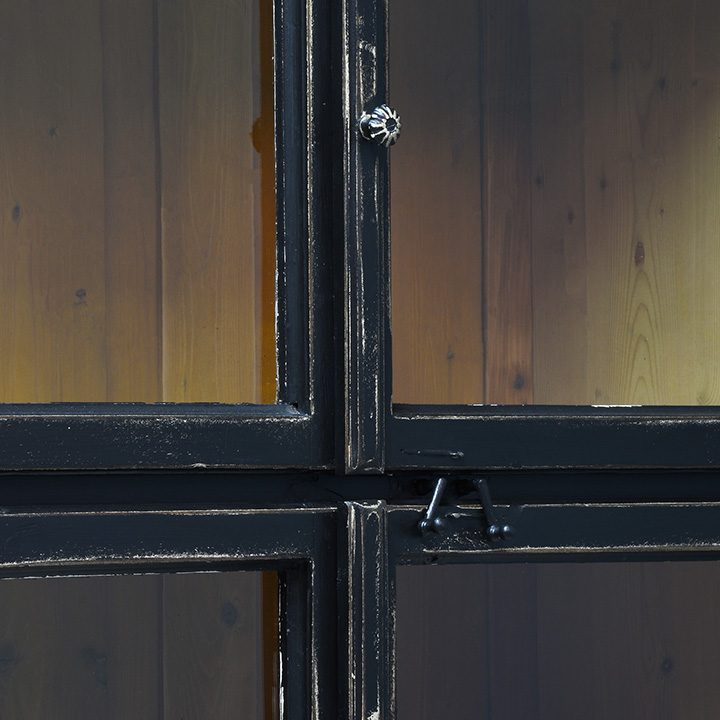 Oude houten vitrinekast thumbnail hover image